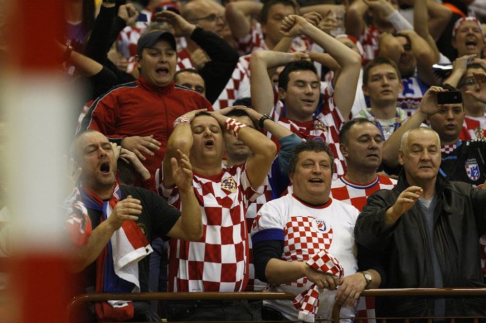 Hrvatski navijači dva puta kamenovani kroz Srbiju
