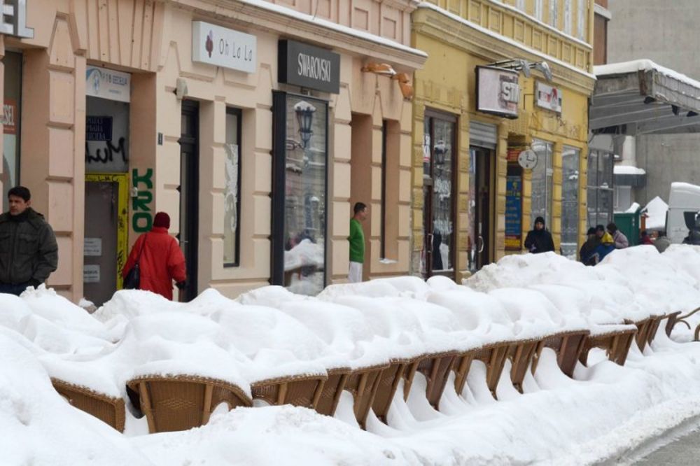 Jak sneg i vetar u Novom Sadu, saobraćaj otežan