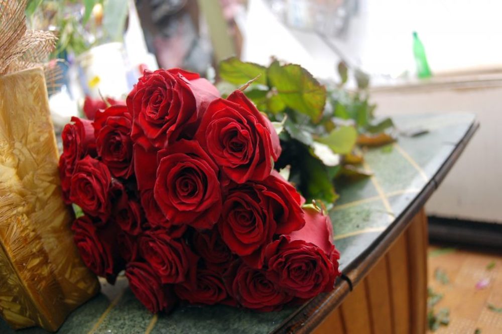 VEČNA LJUBAV: Supruzi i posle smrti šalje cveće na Dan zaljubljenih