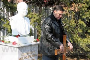 ODAO POČAST: Mrkonjić posetio Miloševićev grob