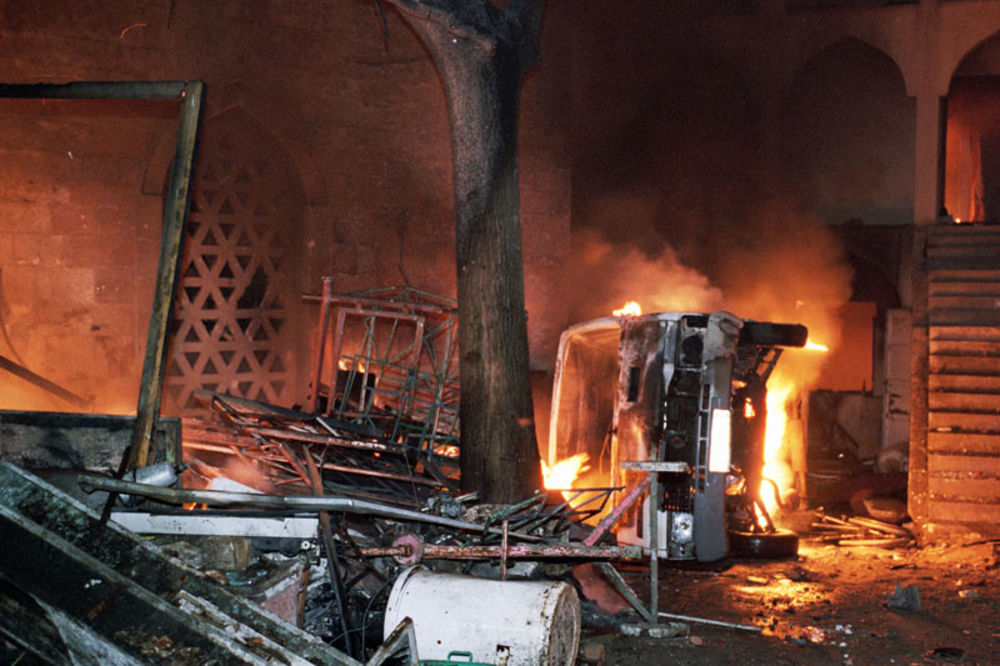 Policajac: Posle povlačenja kordona huligani zapalili džamiju