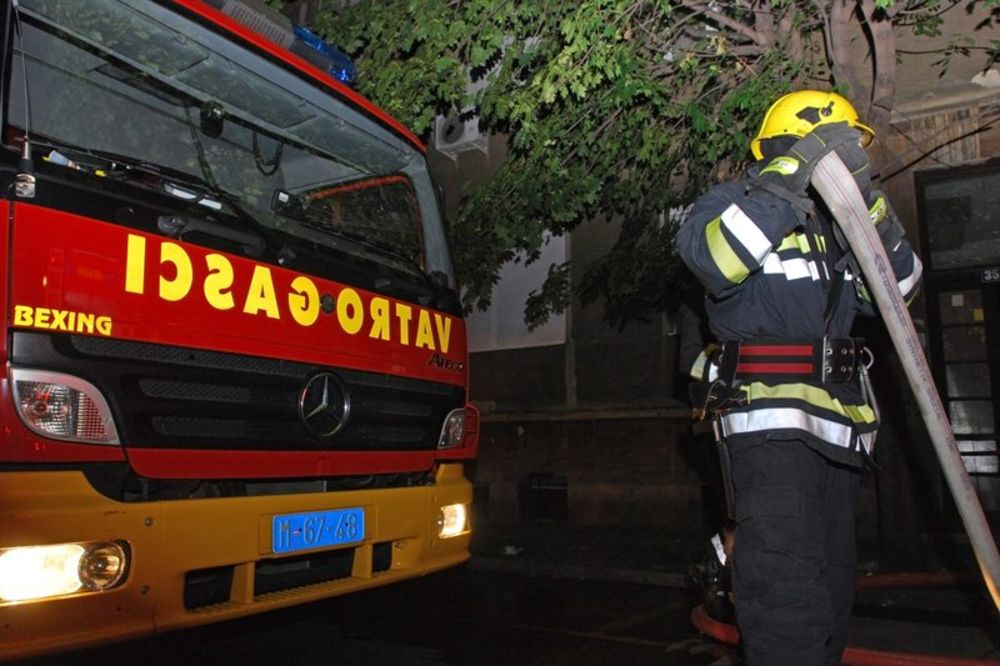 U požaru u Boru izgoreo stan, povređen vatrogasac