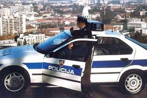 SKANDAL U SLOVENIJI: Policajcima povećali plate, a posle tri meseca traže da  vrate pare!