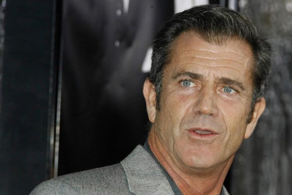 Mel Gibson se ljubio sa plavušom na šanku