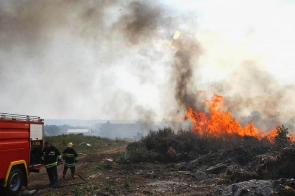 Vatra u Dobrosinu zahvatila teren sa kasetnim bombama