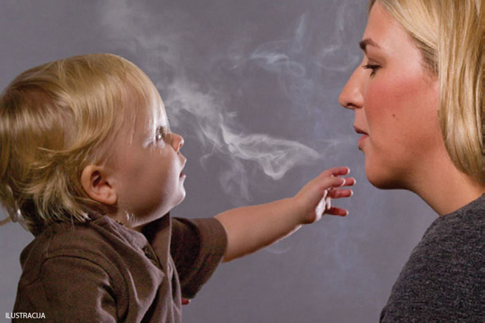 Majka pila i pušila s trogodišnjim sinom