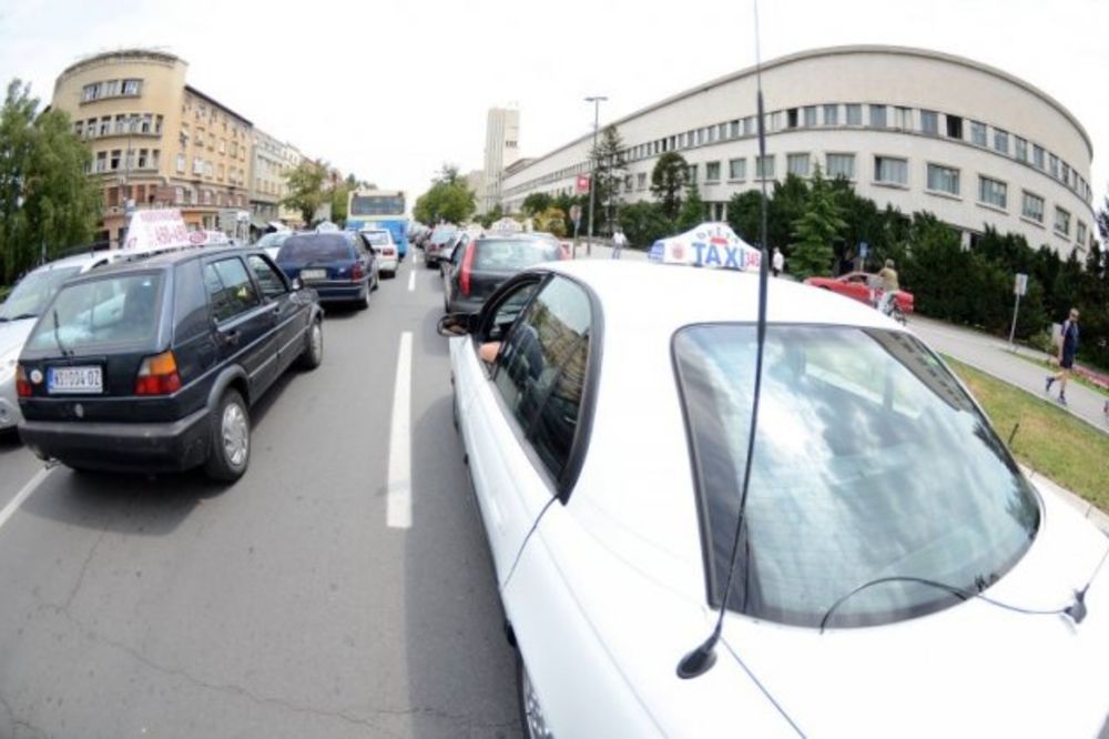 Protestna vožnja novosadskih taksista