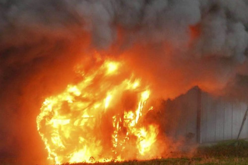 Veliki požar u Subotici, gori reciklažni materijal