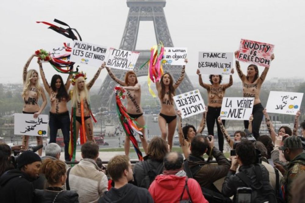 Protest golih Ukrajinki u Parizu za prava muslimanki