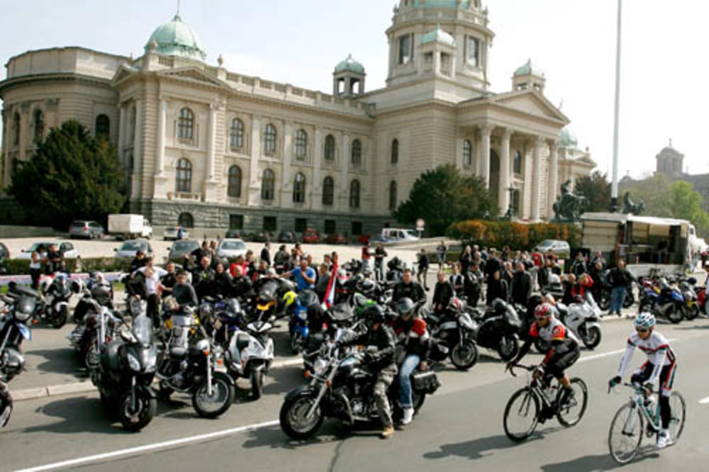 Defile motociklista kroz Beograd