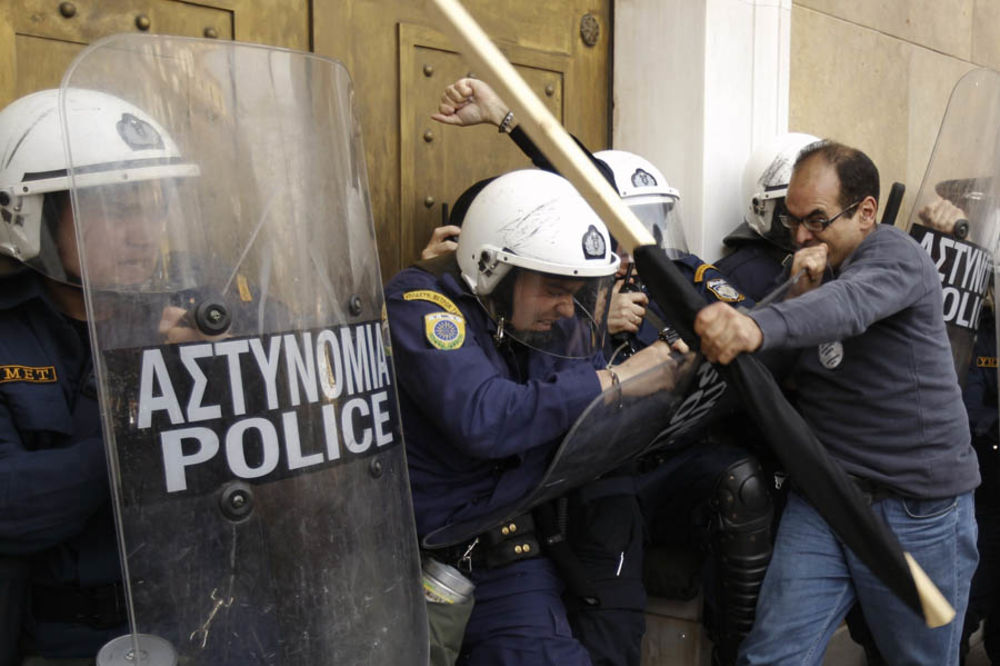 Sukob demonstranata i policije u centru Atine
