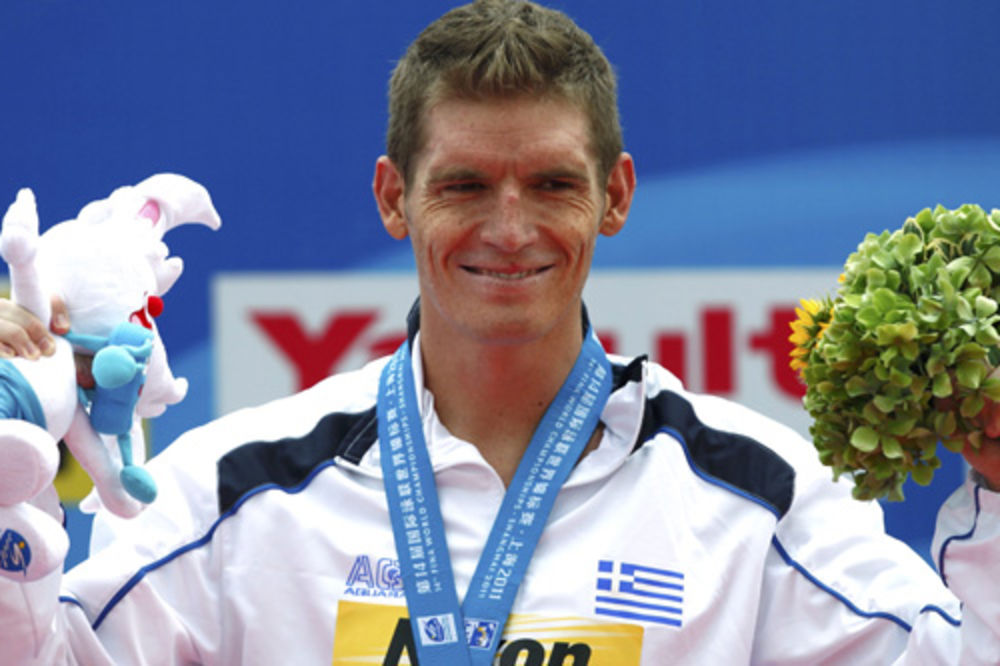 Plivač Janjotis prvi nosi olimpijsku baklju