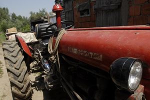 KAO U HOROR FILMU: Traktor bez vozača uleteo u prokupačku piceriju