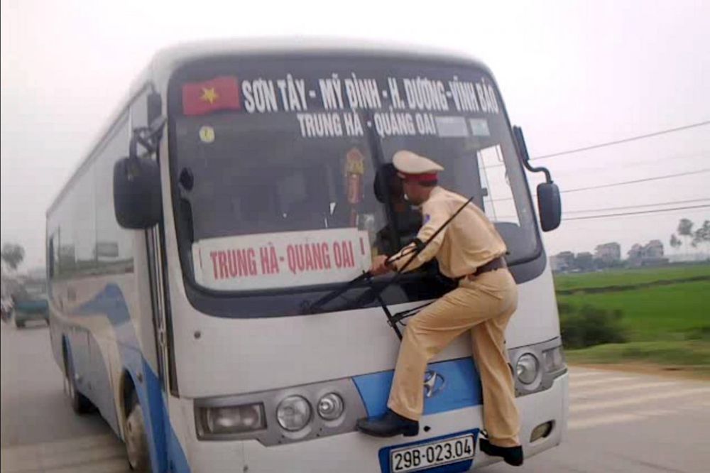 Vozač autobusa provozao policajca na šoferki