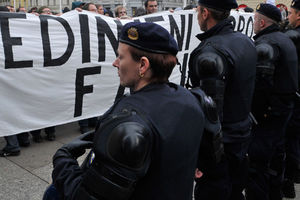 Živi zid policije deli hrvatske antifašiste i ultradesničare