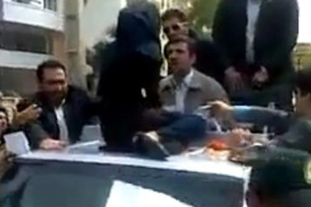 Iranka skočila na Ahmadinedžada