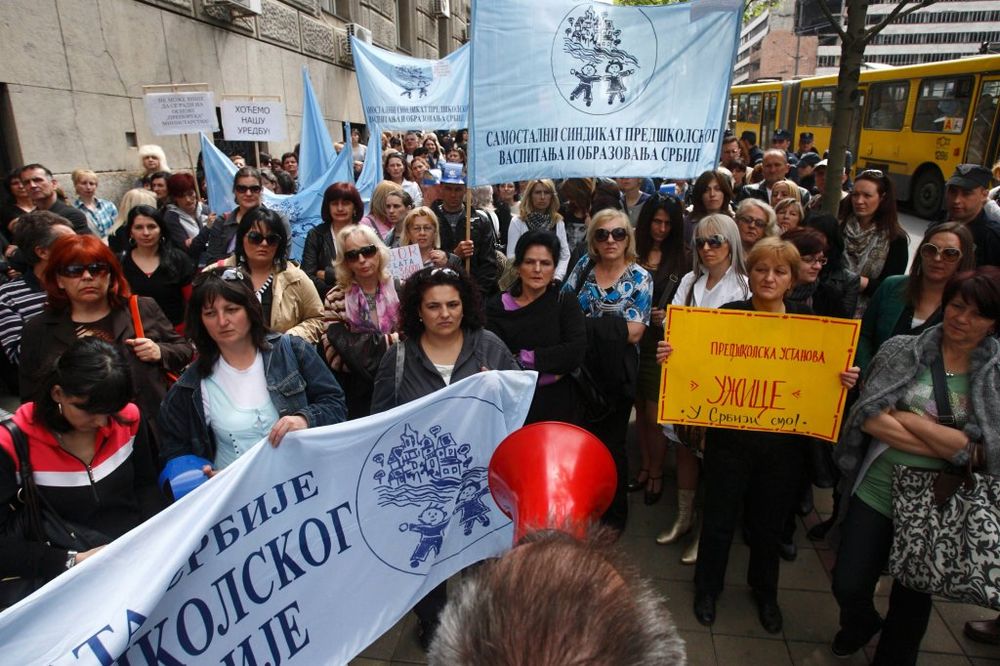 Vaspitači iz Srbije protestuju ispred Vlade