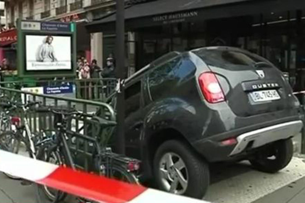 Hteo da smota na parking, uleteo dačijom u metro!