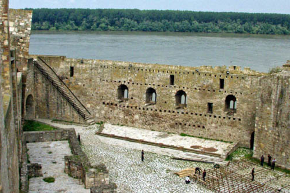 Naušnice s grbom Nemanjića u Smederevskoj tvrđavi