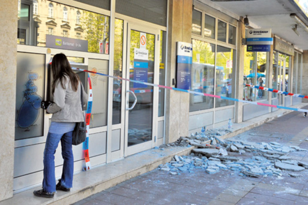 IZBEGAO SMRT: Fasada u Bulevaru pala čoveku na glavu!