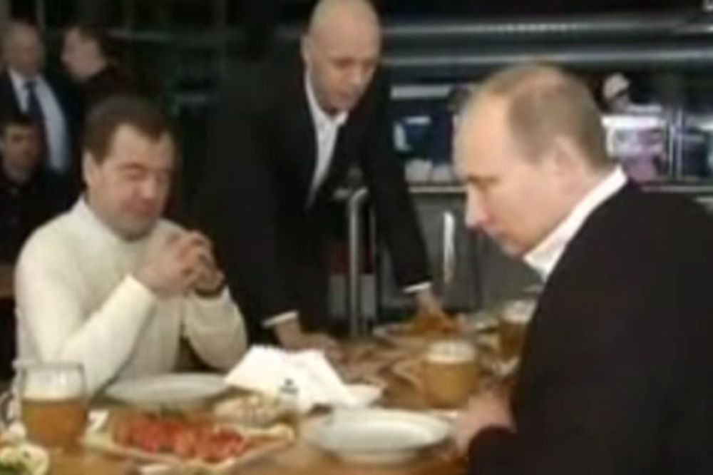 Putin i Medvedev na pivu sa građanima