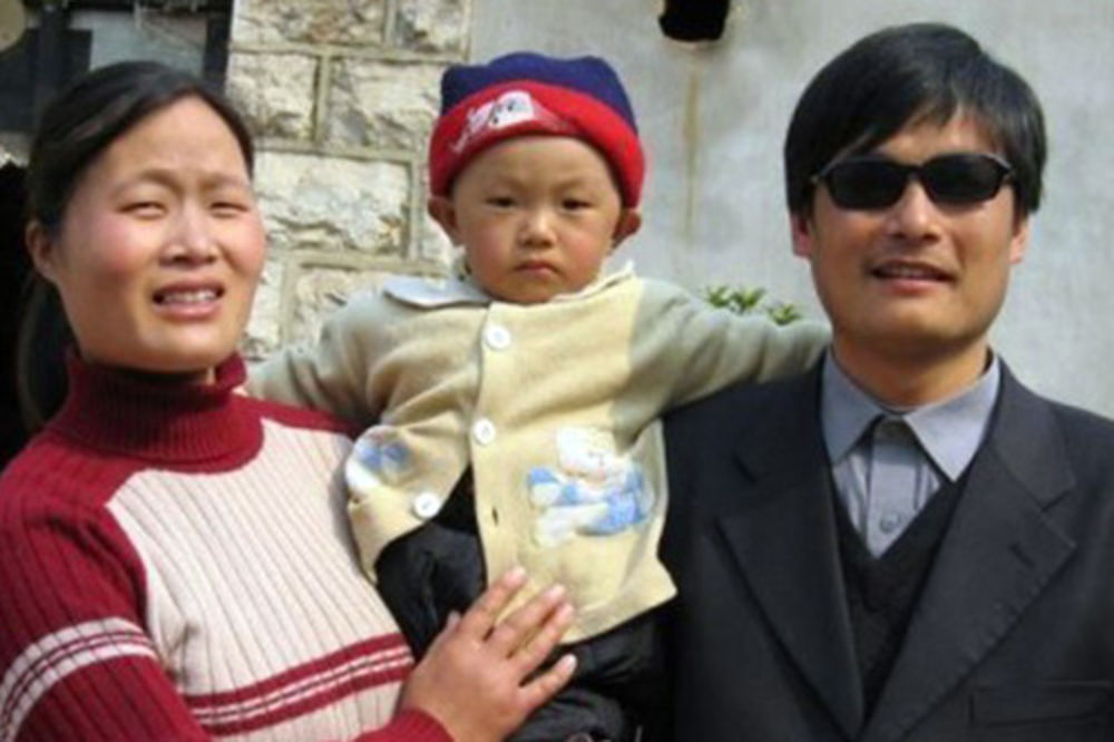 Slepi kineski disident napustio ambasadu SAD