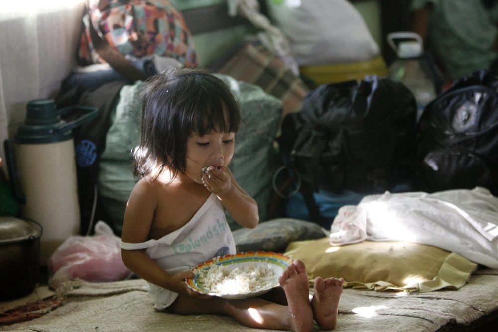 Filipinci digli zid da sakriju sirotinju