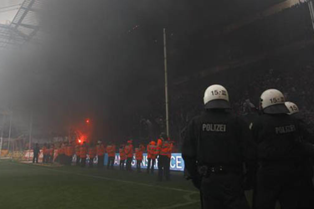 Navijači Kelna zapalili sopstveni stadion
