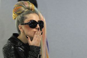 Ledi Gaga bubašvabe stavlja na glavu