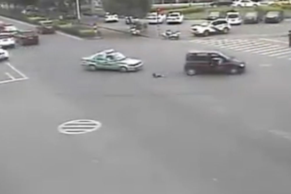 Majka iskočila iz kola u pokretu da spase dete