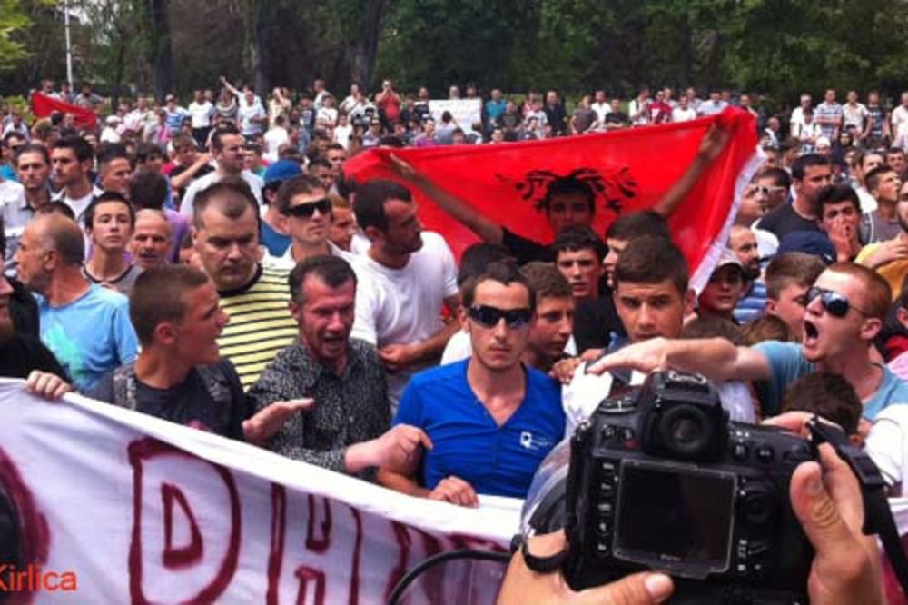 Albanci razbijali prozore vlade u Skoplju