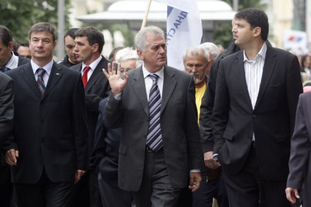 Članovi SNS  čekaju predsednika Srbije