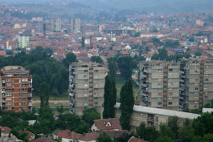 Ponovo kamenovana zgrada opštine Kosovska Mitrovica