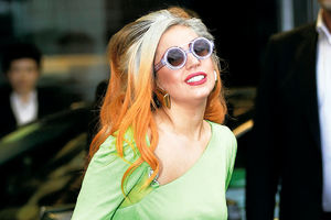 Ledi Gaga dobila šipkom po glavi