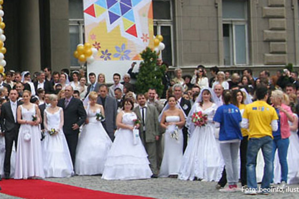 Kolektivno venčanje u nedelju ispred Starog dvora
