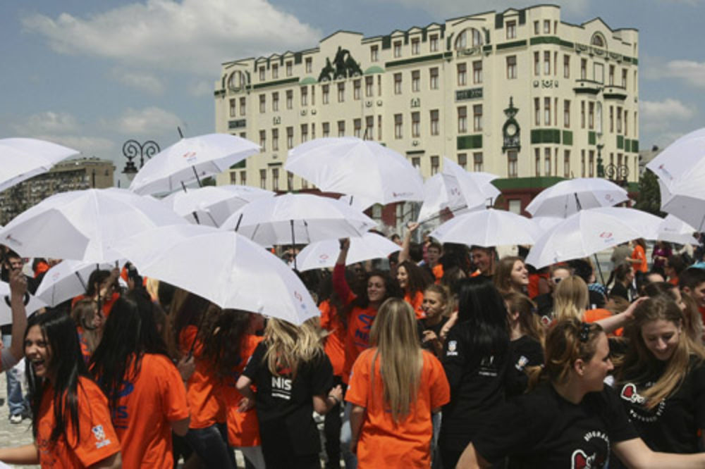 Beogradski maturanti plesali na Novom Beogradu