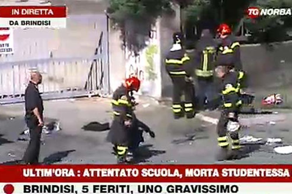 Bomba u školskoj torbi raznela učenicu u Italiji