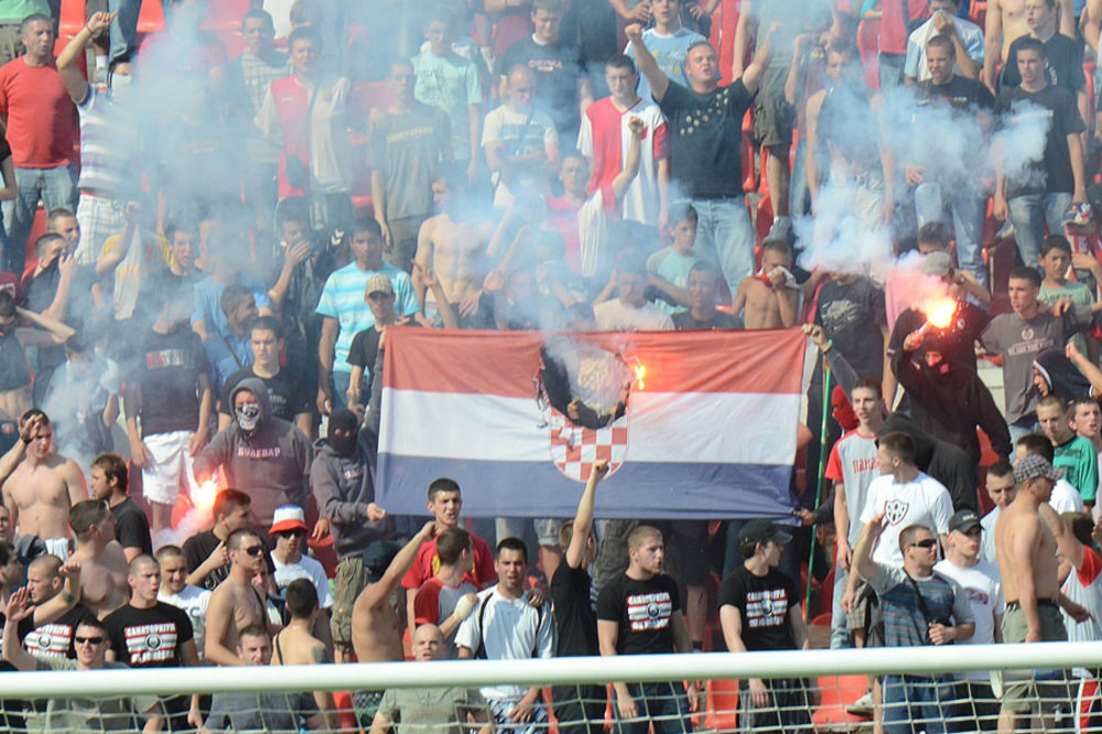 Navijači Vojvodine zapalili hrvatsku zastavu