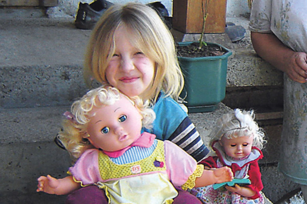 Devojčica bez ruku dobila lutke