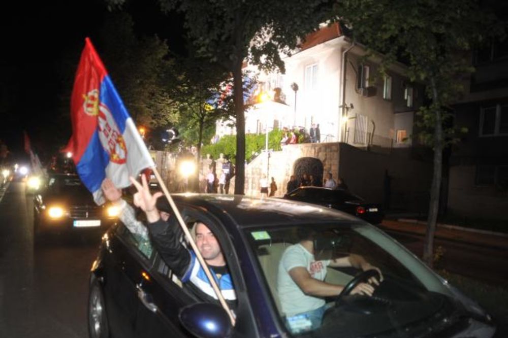 Slavlje zbog pobede Nikolića u više gradova
