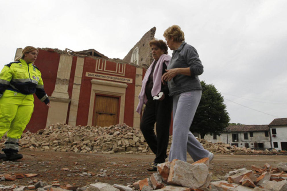 Italijani noć proveli u automobilima u strahu od zemljotresa