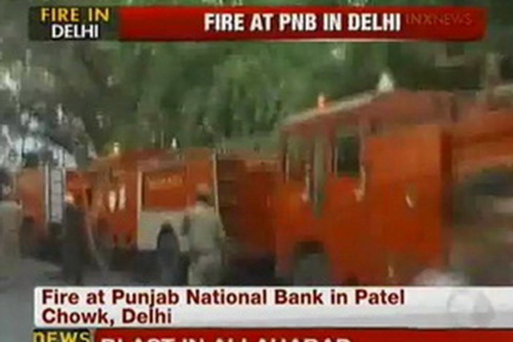 Plamen zarobio 100 ljudi u banci u Nju Delhiju
