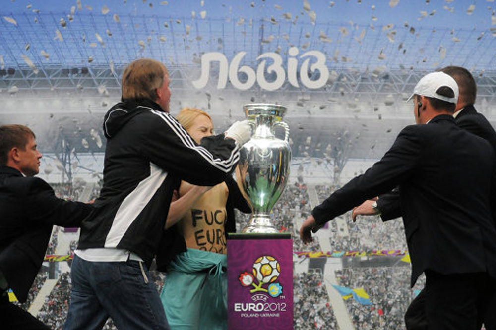 Po treći put golim grudima oborile pehar EURO 2012