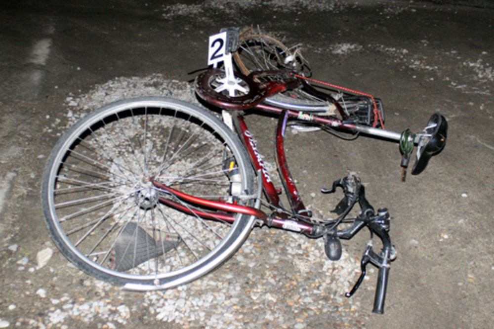 Biciklista preminuo, kombi pokušao da ga pretekne