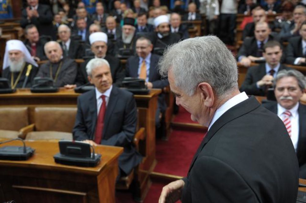 Nikolić i većina poslanika i ministara nisu pevali himnu