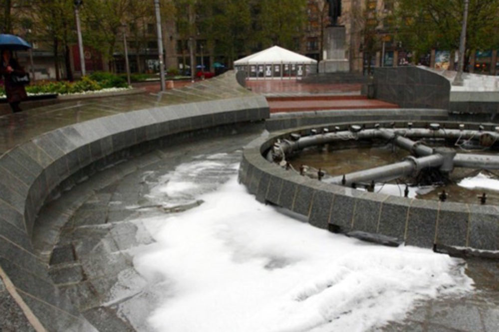 Maturanti oštetili fontanu na trgu Nikole Pašića