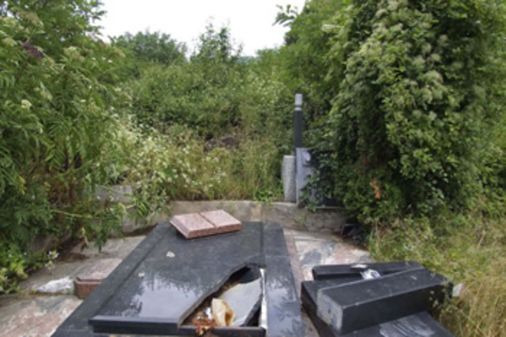 Oskrnavljeno srpsko groblje u južnom delu Mitrovice