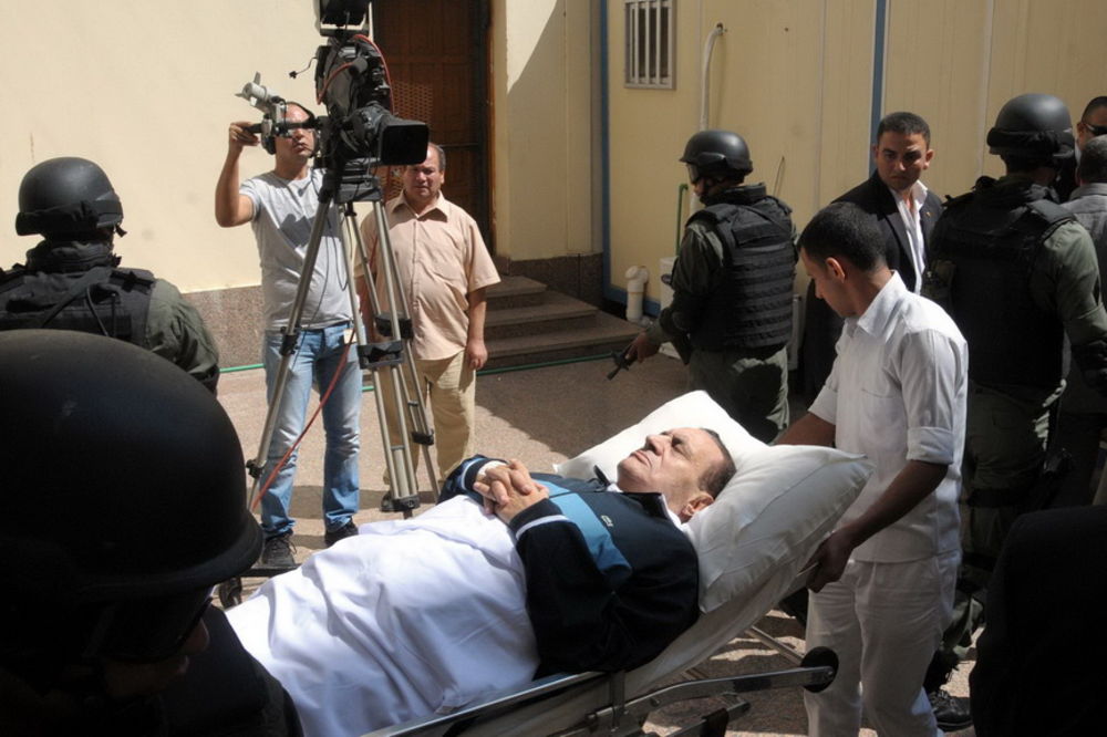 Pozlilo mu: Mubarak odnet iz zatvora u bolnicu