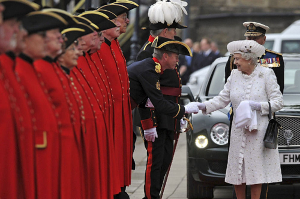 Stotine hiljada ljudi došlo da pozdravi kraljicu