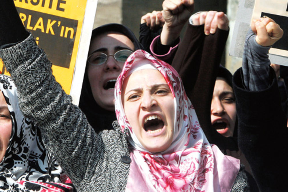 Turske žene brane abortus!